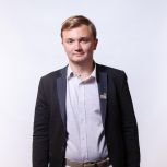 Подмосковный учитель и молодогвардеец Андрей Феофанов вышел в полуфинал федерального телешоу «Классная тема!»