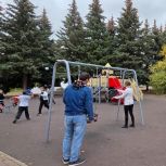 Депутаты «Единой России» оценили безопасность детской площадки