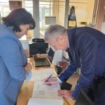 Голосование продолжается: в Лебяжьевском округе участие в выборах принял Сенатор РФ Сергей Муратов