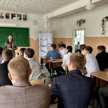 Вручение партбилетов, школьных наборов, тренинг по профориентации: «Единая Россия» посетила Тару в рамках проекта «Команда Президента»