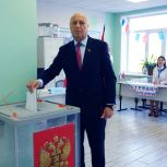 Колымские депутаты голосуют на своих избирательных участках