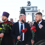 Партийцы, сторонники возложили цветы в честь Дня города на мемориальном комплексе «Курская дуга»