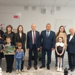 Вячеслав Погудин вручил канцелярские наборы ученикам Черноисточинска