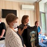 Активисты «Единой России» привезли продукты и сувениры участникам СВО в военный госпиталь Москвы