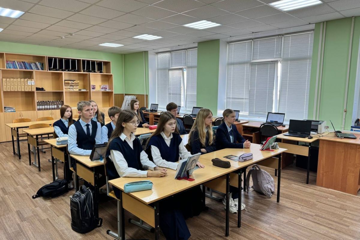 Старт нового сезона «Урока цифры»: в рамках партийного проекта "Цифровая Россия" школьники погрузились в мир ИИ-агентов