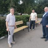 Единоросс по народной программе помог в ремонте лавочек возле кинотеатра