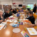 В Когалыме партийцы организовали для ветеранов СВО занятие по арт-терапии