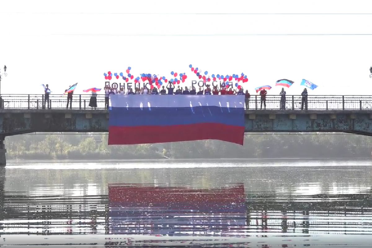 Флешмобы, возложения цветов, уроки мужества, велопробеги: «Единая Россия» провела патриотические акции ко Дню воссоединения новых регионов с РФ
