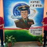 Шордурская школа открыла мурал Герою Советского Союза Юрию Гагарину в рамках проекта «Лица Героев»