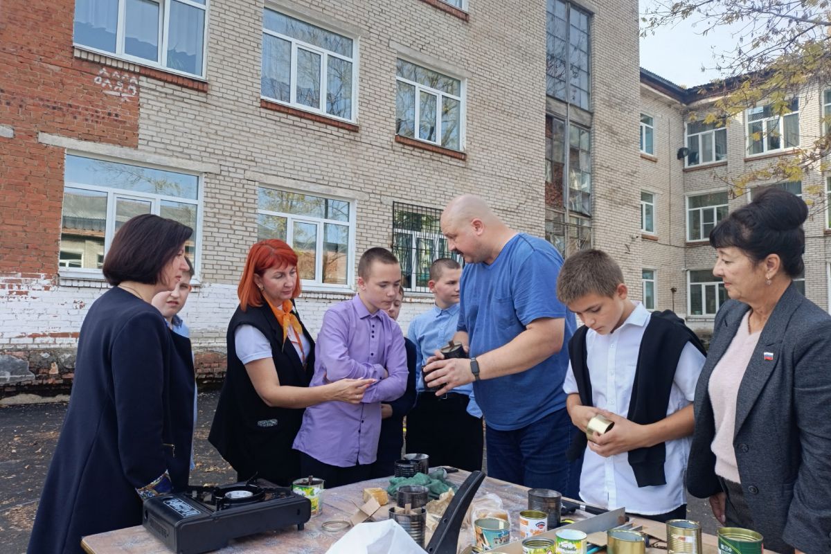 Учащиеся школы создали окопные свечи, предназначенные для передачи участникам специальной военной операции.