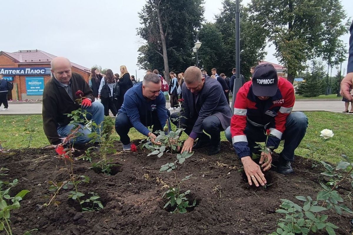 В Понырях высадили 80 кустов роз в память о победе во Второй мировой войне