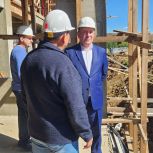 Леонид Фролов проверил ход работ по возведению детского сада и школы в Иркутском районе