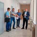Олег Быковский: «Партийный десант Октябрьского района убедился, что ремонтные работы школ идут по графику