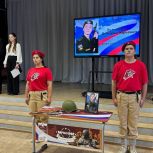 В школе Нового Уренгоя открыли Парту Героя, посвященную бойцу СВО