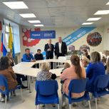 Вячеслав Погудин вручил канцелярские наборы детям из поселка Горноуральский