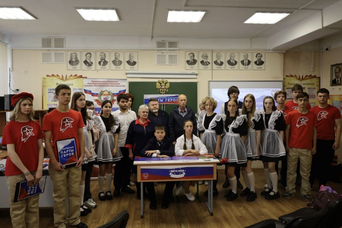 В новомосковской школе открылась парта Героя