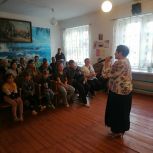 Выступления самодеятельных артистов Еткульского районного Дома культуры всегда воспринимаются земляками с радостью, теплотой и дружными аплодисментами