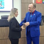 Партбилеты новым членам «Единой России» вручил Леонид Фролов