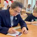 «Гордимся, верим, ждем домой»: Жители и муниципальные депутаты района Сокол написали письма бойцам СВО