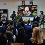 «Единая Россия» организовала Урок мужества для школьников