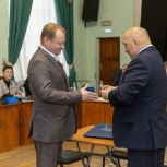 Антону Морозу вручили удостоверение депутата Псковской гордумы