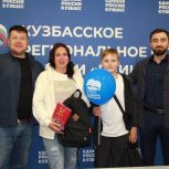 Единороссы передали школьные рюкзаки детям участника СВО