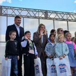 Праздник для СВОих: на центральной площади посёлка Рощинский поздравили первоклашек и их родителей