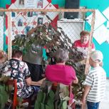 Вместе к Победе: жители Константиновки сплели 145 маскировочных сетей для наших бойцов