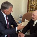 В день 100-летия в гостях у юбиляра – ветерана Великой Отечественной войны Александра Степановича Живова – побывал мэр Ангарска