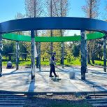 В парке семейного отдыха в Иркутске устанавливают качели