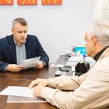 Денис Бычков помогает новомосковцам