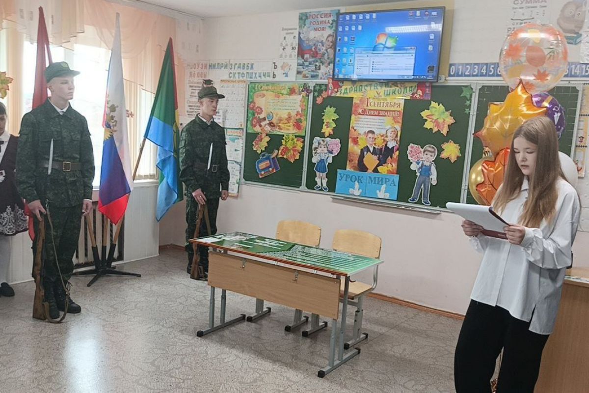 В рамках реализации партийного проекта «Единой России» «Новая школа» в Чебаркульском районе открыли Парты Героев