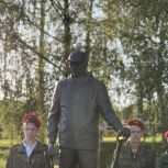 В Десногорске Смоленской области открыли первый в России памятник поисковику