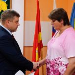 Секретарь Нязепетровского местного отделения партии «Единая Россия» Сергей Кравцов вручил орден Мужества Юлии Леонидовне, маме героя, Алексея Алексеевича Беспалова