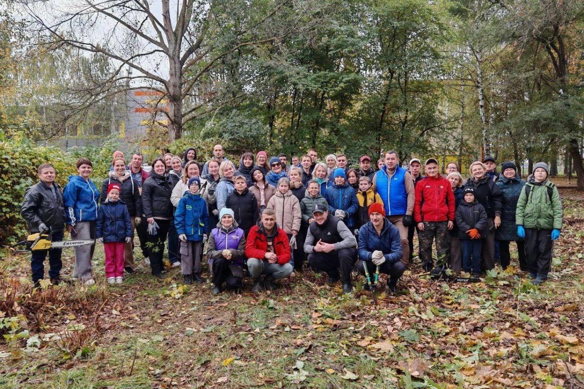 В Волжске обновили аллею у школы и детской поликлиники: вместе с депутатами «Единой России» привели территорию в порядок