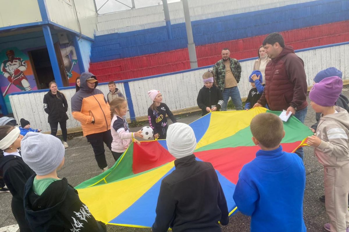 Эстафеты партпроекта «Безопасные дороги» в Елизове: первоклассники учились быть грамотными пешеходами