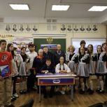 В новомосковской школе открылась парта Героя