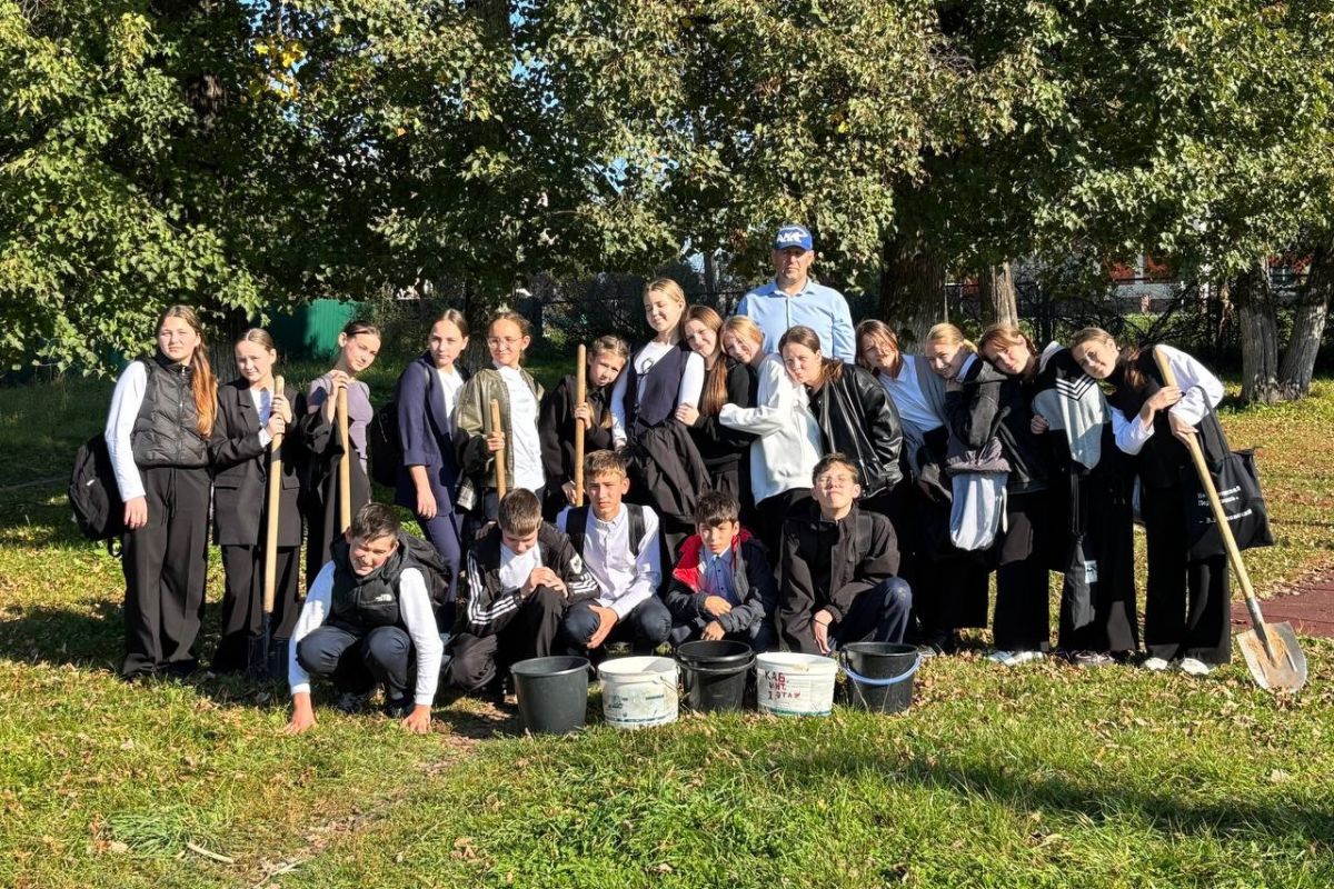 Экологическая акция в Килемарах: партийцы и школьники высаживают сосны