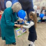 Депутат Госдумы Елена Цунаева вручили подарки школьникам