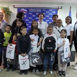 Партийцы вручили школьникам Анадыря ученические наборы