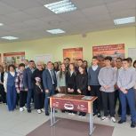 В память о герое-земляке в Воротынской средней школе установили мемориальную парту