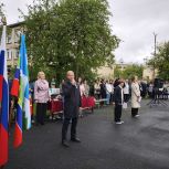 Члены партии и депутаты фракции «Единая Россия» в Трехгорном традиционно приняли участие в праздничных школьных линейках