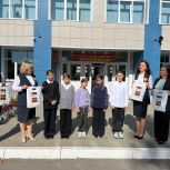 «Собери ребенка в школу»: депутат Николай Угаслов передал рюкзаки и школьные принадлежности многодетным семьям Красноармейской школы