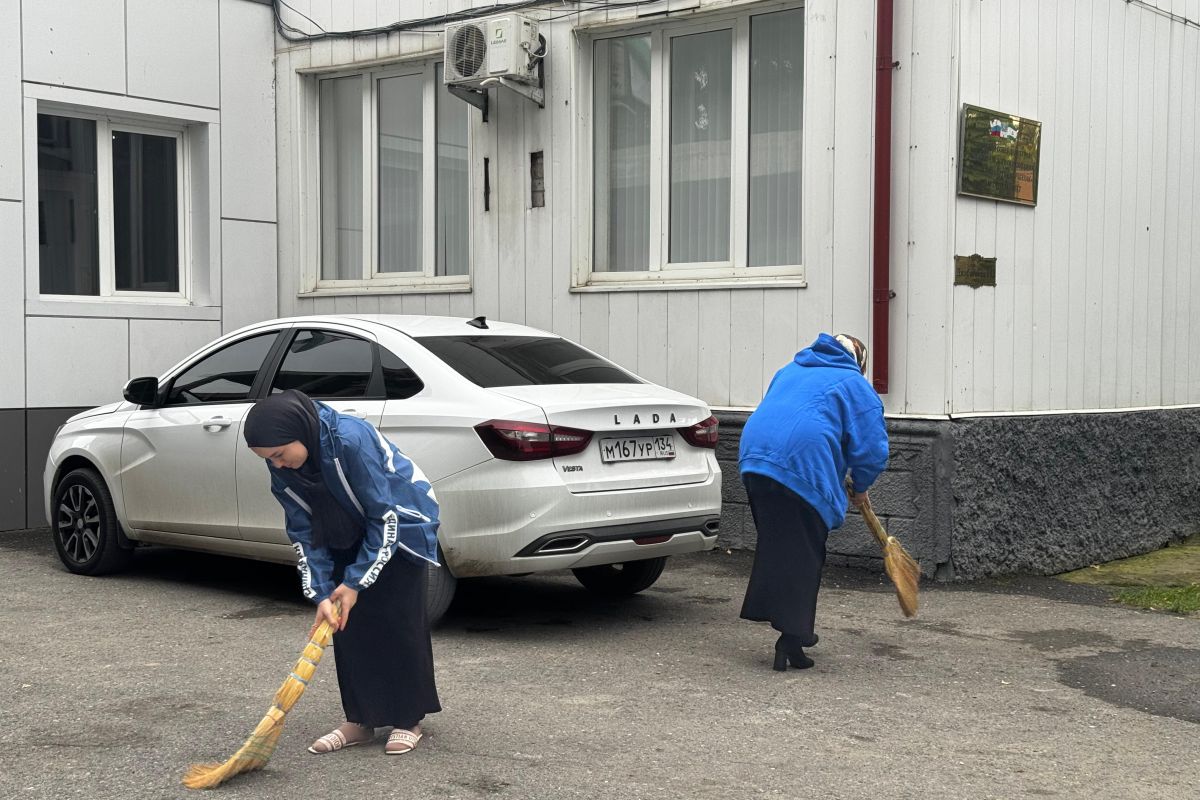 Актив партии «Единая Россия» в городе Карабулак провёл субботник на территории Городского совета и прилегающих общественных пространств