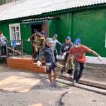 Активисты проекта «Старшее поколение» Единой России обратились к молодогвардейцам за помощью в реконструкции полового покрытия в здании Общества инвалидов