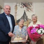 Валерий Касплер поздравил со 100-летием ветерана труда Анну Акимовну Демухину