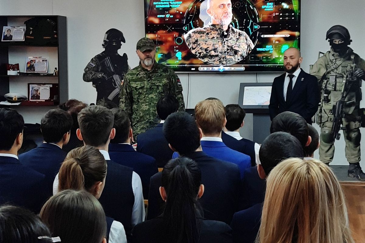 «Единая Россия» организовала Урок мужества для школьников