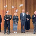 Память сильнее террора: жители Южного Медведкова и Бибирево почтили жертв терактов