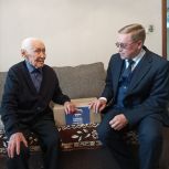 «Единая Россия» поздравила ветерана с Днем Победы над милитаристской Японией и окончания Второй мировой войны