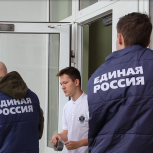 Волонтёры «Единой России» помогают устранять последствия атаки ВСУ в Ростове-на-Дону